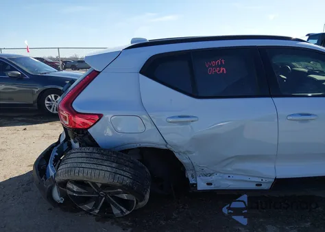 2025 Volvo Xc40 B5 Plus Dark Theme z USA, uszkodzony, nr VIN YV4L12UC5S2537901